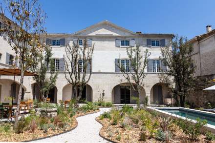 Maison Salix · Hôtel de Charme Provence · Vallabrègues facade exterieure